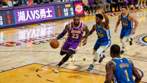 NBA常规赛洛杉矶湖人对阵金州勇士的比赛直播画面